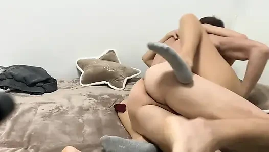 Ateşli hatun büyük yarak sakso çekmeyi ve binmeyi seviyor