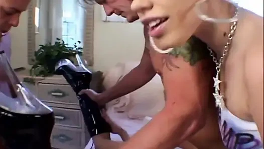 Çifte penetrasyon için kısa saçlı amcık