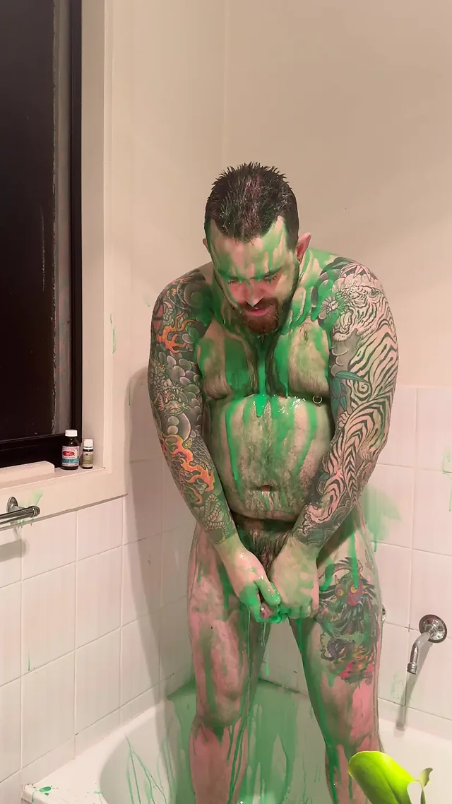 Tombul ayı kendini balçıkla kapatıyor ve mastürbasyon yapıyor