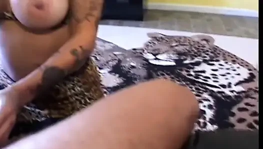 Dövmeli seksi serseri kız büyük bir yarakla döl sağıyor