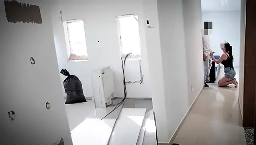 Yaramaz ev hanımı evinde çalışan mimarla sikişiyor.