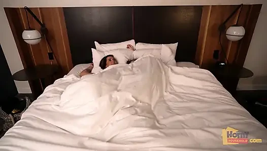 Üvey kardeşler otel odasını paylaşıyor
