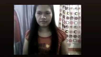 Kız en uzun tırnağını turuncuya batırdı