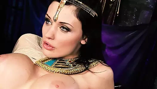 Aletta Ocean ve Amanda Bleack büyük memeli dörtlü seks kostümlü