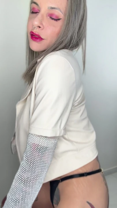 Adını inlediğimde mürekkepli göğsüm artıyor.. 💋