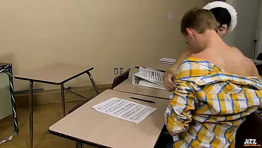 Genç kız sınıfta yarağa biniyor!