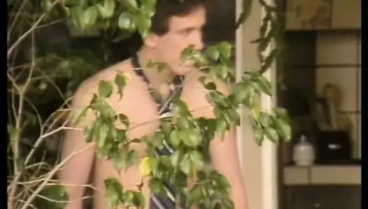 Azgın adam bir güzel kanepede çivilenirken gözetliyor