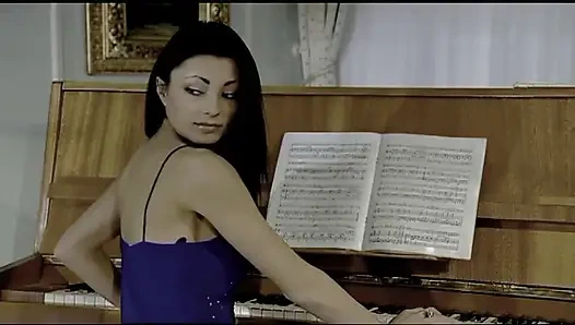 Öğrenci piyano çalarken, müzik öğretmeni arkadaşını kanepede sikiyor