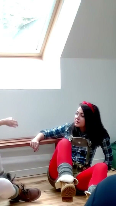 Carla'nın Göğüsleri Bryoni'nin Dar Lederhosen'ini Giyip Sıkıştırırken Zıplıyor! | Bölüm 1