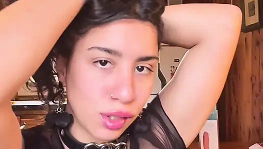 Azgın latin kadın dolgun üstte - yumuşak bdsm kendi kendine şaplak atıyor