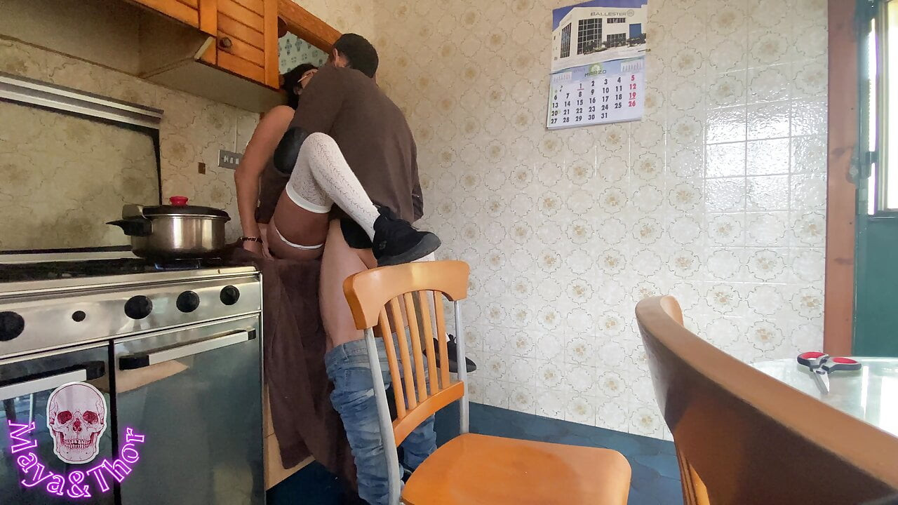 Teslimatçı bana yardım ediyor ve karşılığında onu becerdim ve kocamın görmesi için kaydediyorum