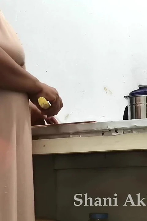 Sri Lankalı olgun orta yaşlı seksi kadın evde yokken kocasını aldatıyor