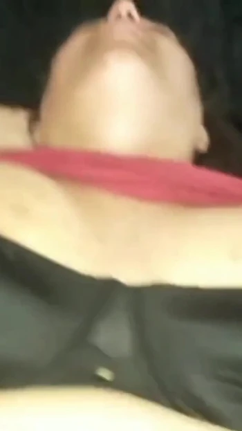 Муженек трахает мою волосатую индийскую киску, миссионерская поза ногами, кончая мне в рот