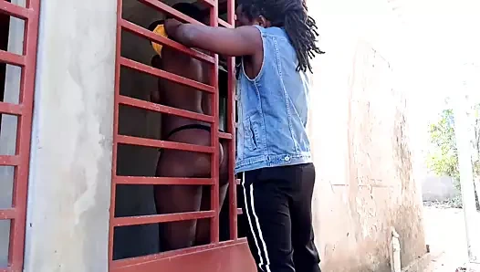 Onu eve kilitlediler, duvardan atladım, emdi