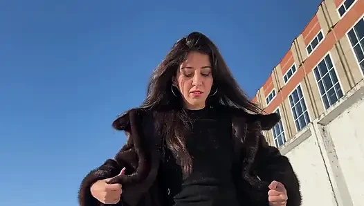 Furcoat ve naylon külotlu çoraplı güzel çiş ıslatma çaresizliği