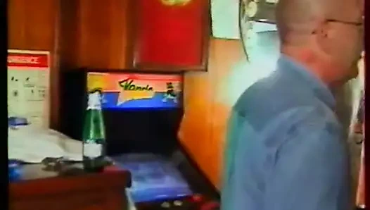 anne değil kızı ve siyah musluklar