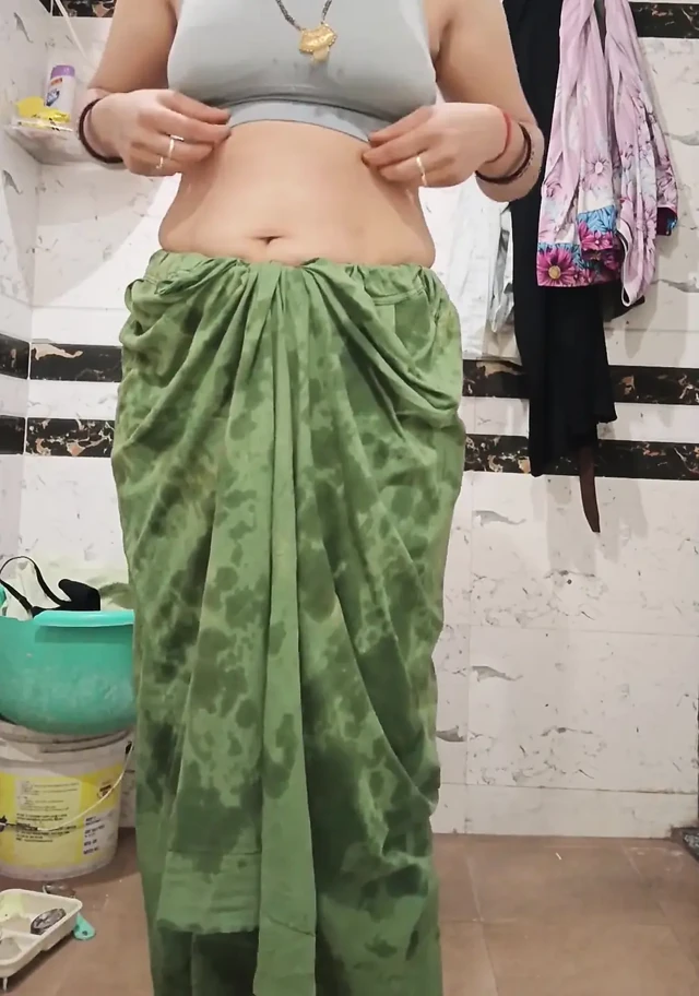 Priya bhabi büyük amcıklı saç gösterisi