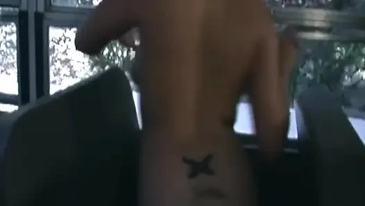 Olgun esmer orta yaşlı seksi kadın yarak emiyor ve otobüste sikiliyor