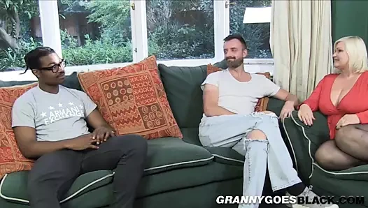 büyükanne içinde ırklararası üçlü kavşak alır spitroasted