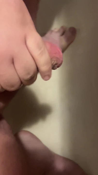 Küçük penis banyoda mastürbasyon yapıyor ve boşalıyor