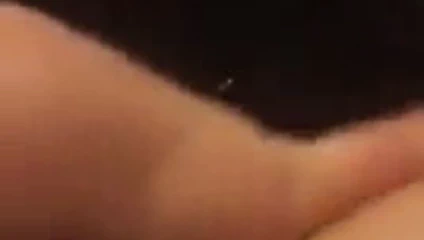 kız mastürbasyon ile giysiler üzerinde