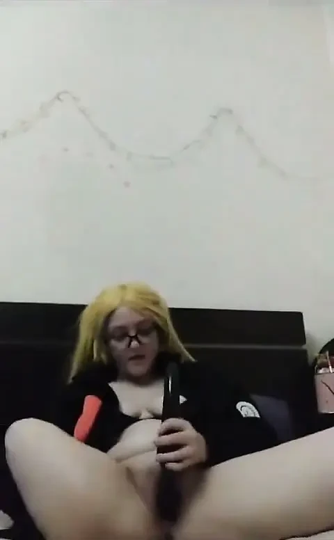 Naruko takma yarakla mastürbasyon yapıyor