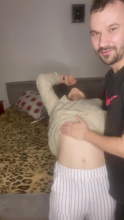 Üvey babamın sikini emiyorum ve sanki onu uzun zamandır görmemişim gibi onunla sevişiyorum