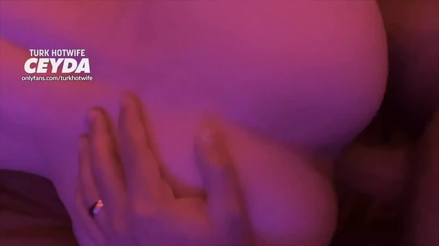 Evli Türk kadın kocası yokken başka adama domalmış siktiriyor