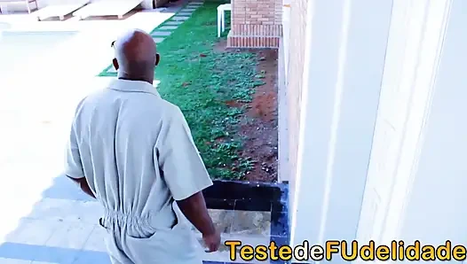 Arkadaşlar gerçekten yatakta bir erkeği paylaşır