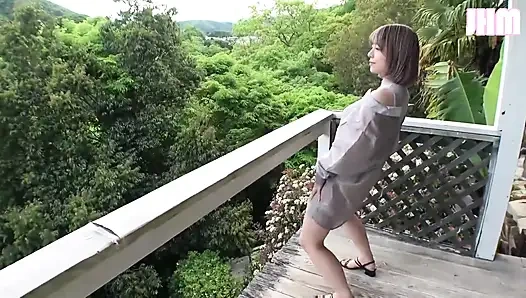 İnce bir güzellik, gece gökyüzünün altında sessiz bir serbest bırakma bulmayı keşfediyor