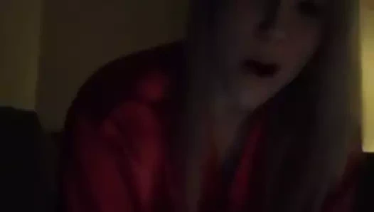 Sarışın milf, sevgilisinin camında mastürbasyon yapıyor