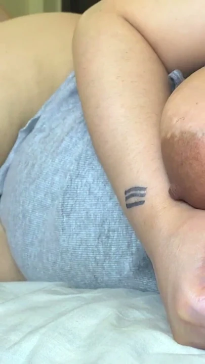 Üvey oğlunun fantezisi gerçek oluyor, orta yaşlı seksi üvey annenin büyük göğüsleri sikilirken zıplıyor | Klip 1