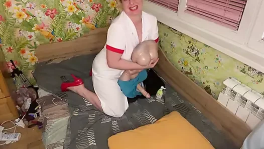 Edepsiz hemşire hastayı emiyor ve mastürbasyon yapıyor