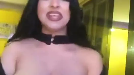 Büyük memeli esmer tiky toky