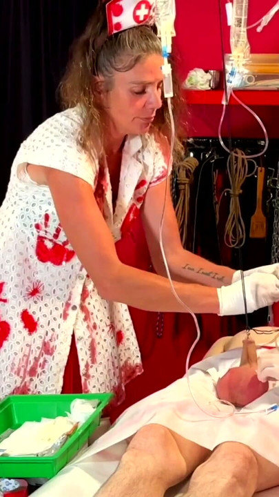 Dominatrix sahibe April - yeniden bir araya gelen eşcinsel çift | Klip 1