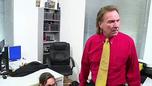 Kıllı büyük götlü sekreter esmerin doğal göğüslerine püskürtülür