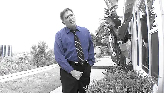 Üvey baba gençlerin güzel amına boşalıyor ve ona fahişe gibi davranıyor