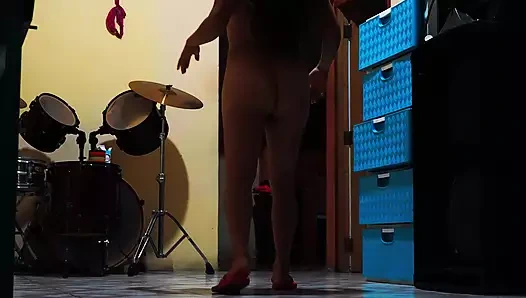 Sürtük, şehvetli ve flörtöz!! Seksi üvey kız kardeşim banyo yapmadan önce benim için çıplak dans ediyor