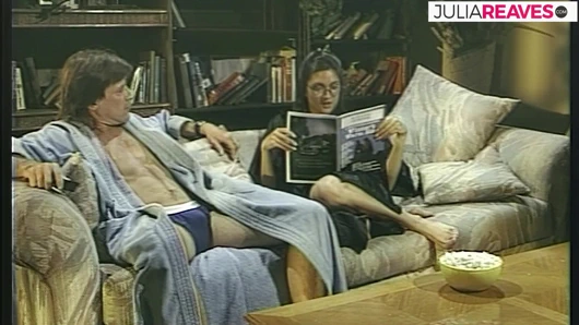 Ateşli kız kanepede büyük bir yarağa biniyor ve boşalıyor