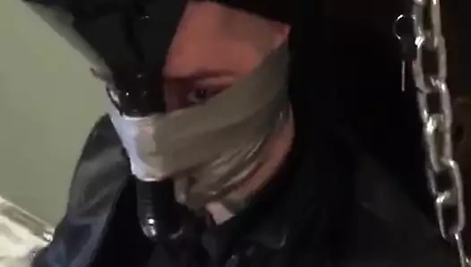 Askeri adam sığınağında genç polis memurunun üstüne işiyor