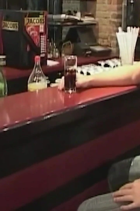 Sarışın derin anal seks yapıyor ve içine boşalıyor