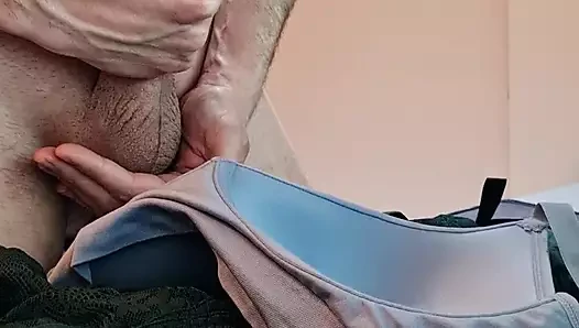Karımın sutyenini boşaltıyor ve mastürbasyon yapıyor