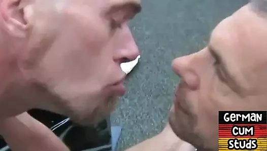 Deri pantolonlu Alman amatör eşcinsel saksodan sonra erkek arkadaşının götüne yumruk sokuyor