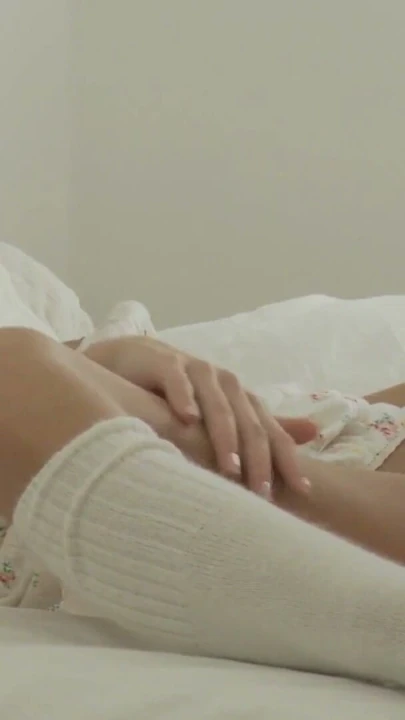 Küçük göğüslü ince lezbiyenler kalın bir dildoyu paylaşıyor | Bölüm 1