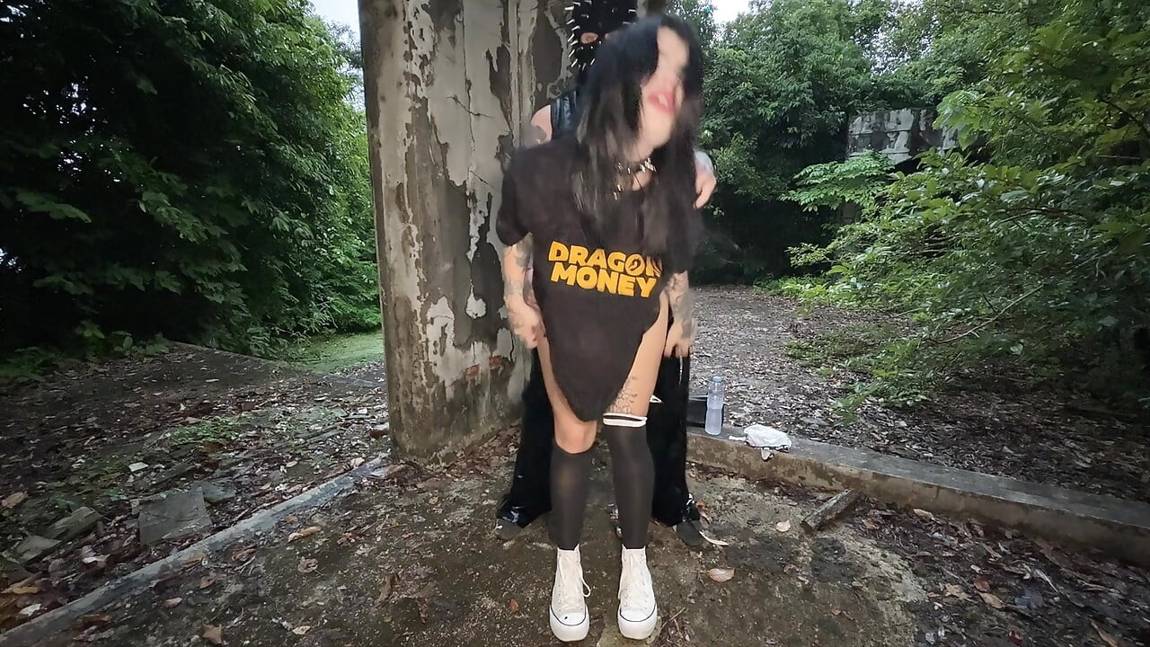 Altgirl ile bir randevu terk edilmiş bir yerde sert seks ve derin bir sakso ile sona erdi