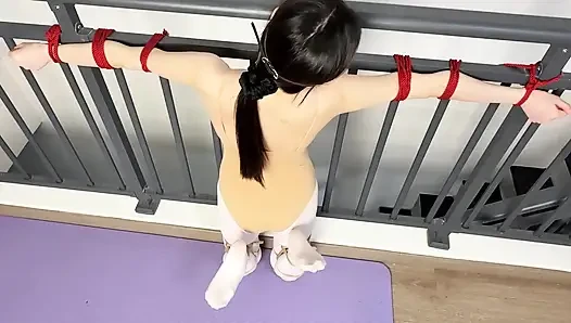 Танцевальный костюм с белыми чулками, чисто наказание