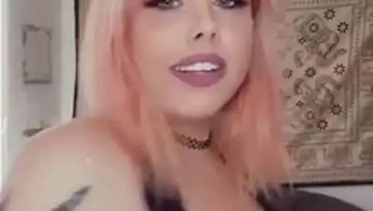 Güzel hatun, büyük göğüslerini iç çamaşırlarıyla gösteriyor!