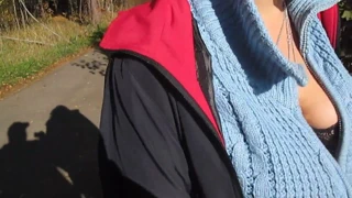 Yanıp sönen memeler içinde bir sutyen dışında