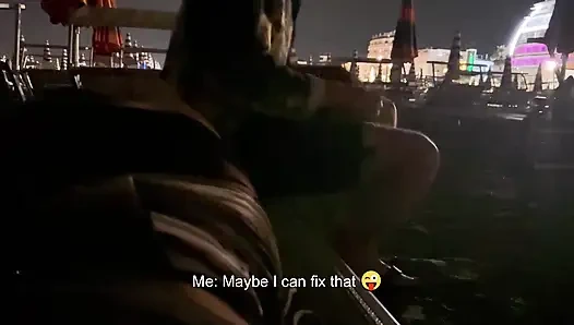 Kadın bakış açısı - flört eden yabancı plajda bana dokunuyor