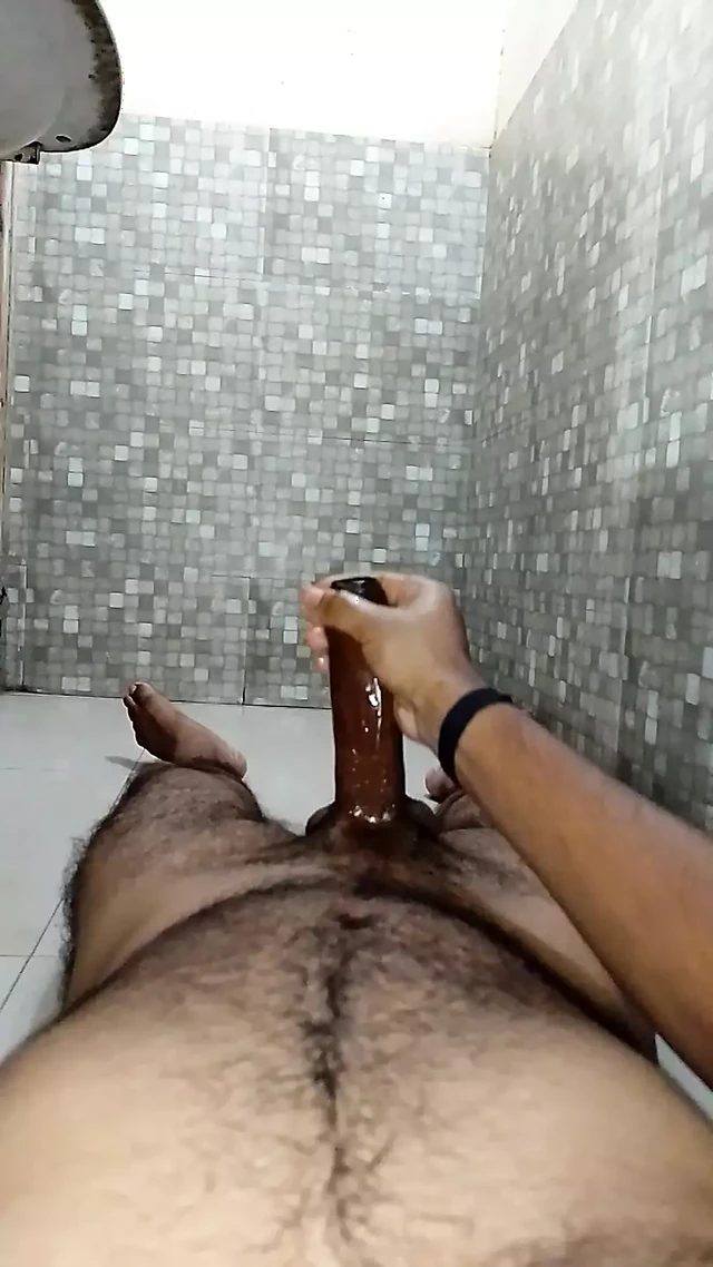 Мальчик дези с большим членом мастурбирует в доме один.